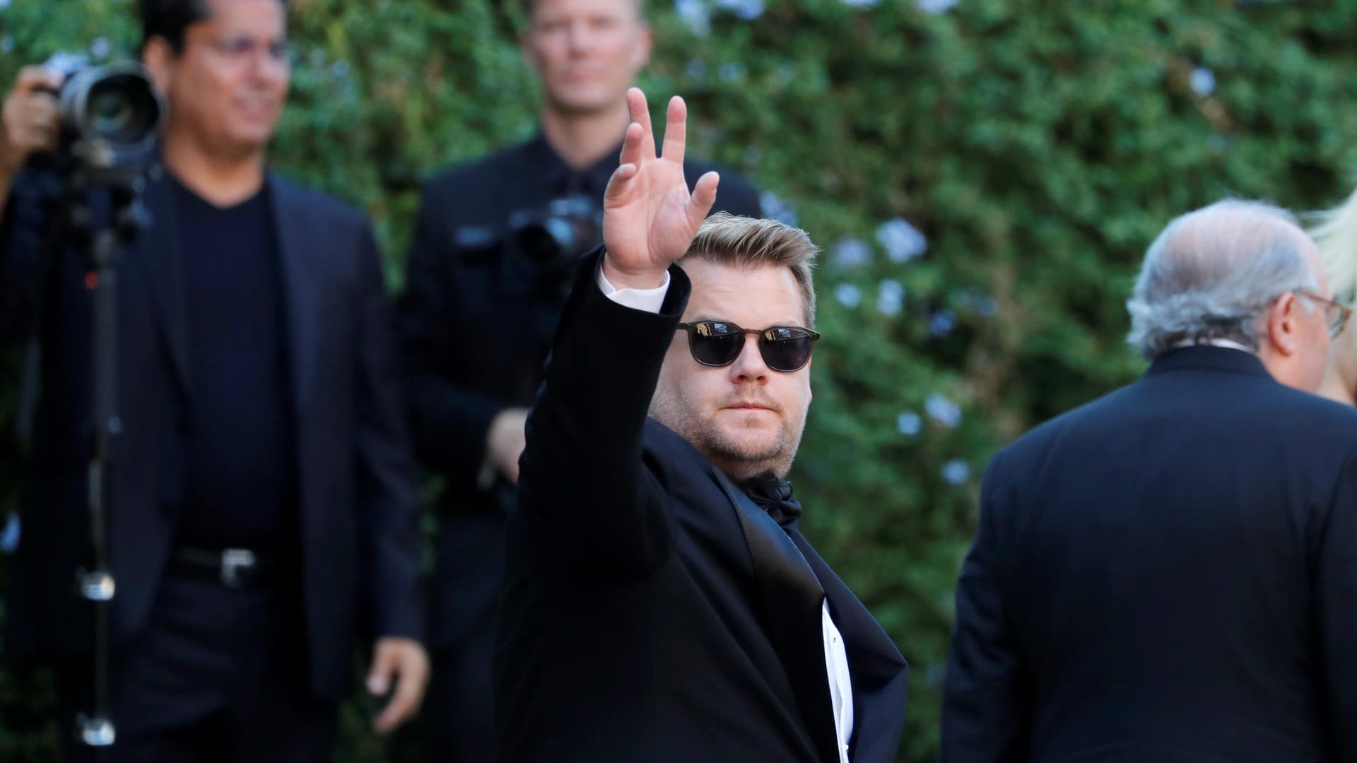 Auch Comedian James Corden ist bei der Hochzeit zu Gast.