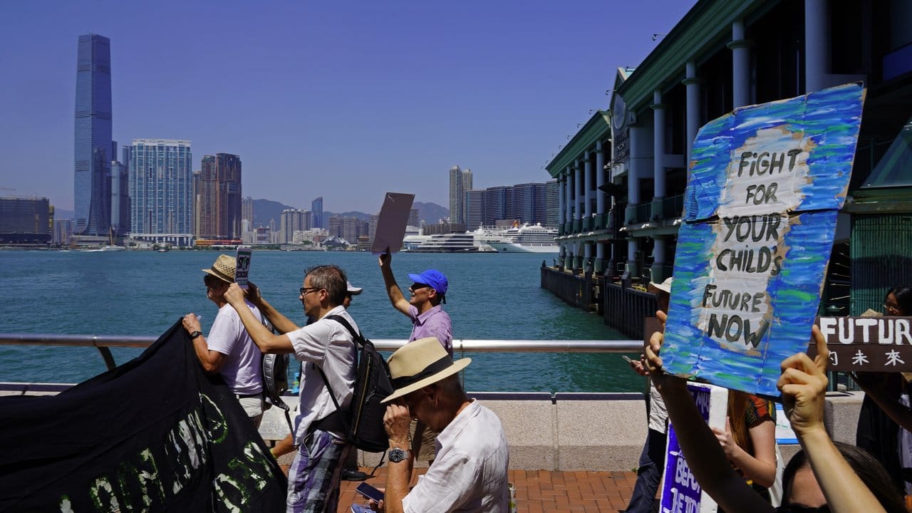 Teilnehmer einer Demonstration in Hongkong halten Plakate.