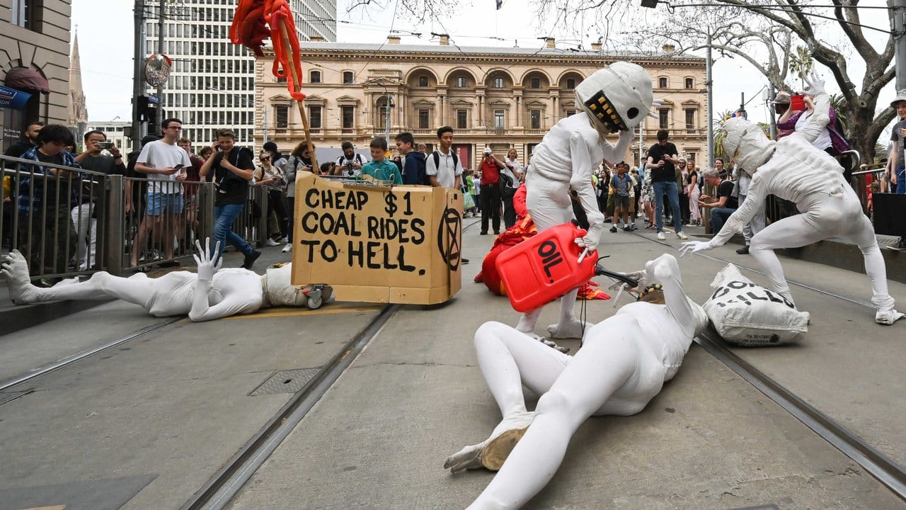 In Melbourne unterstreichen verkleidete Umweltaktivisten ihre Forderungen mit einer Performance.