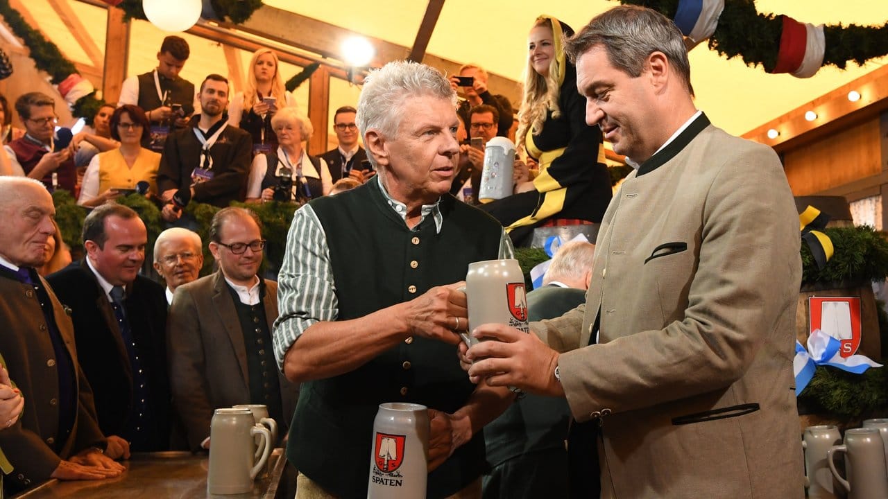 Die erste Maß Bier reicht Dieter Reiter dem bayrischen Ministerpräsidenten Markus Söder.