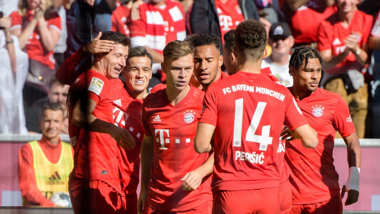 Die Spieler von Bayern München jubeln mit Torschütze Robert Lewandowski (l) über die 1:0-Führung gegen Union Berlin.