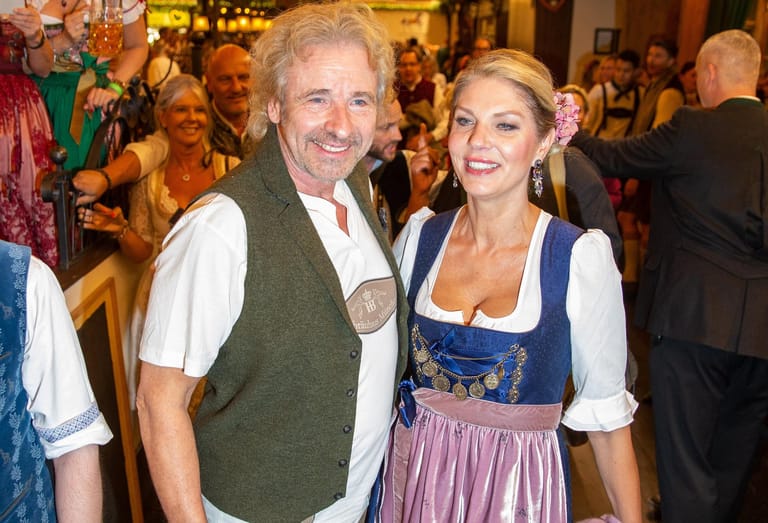 Thomas Gottschalk und seine Freundin Karina Mroß feiern im Marstall Festzelt den Start der Wiesn.