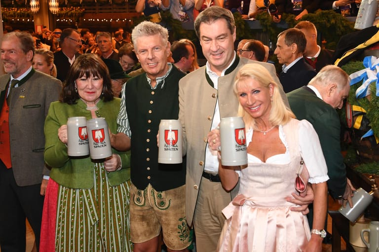 Wie auch Dieter Reiter mit seiner Ehefrau Petra und Markus Söder mit Gattin Karin.