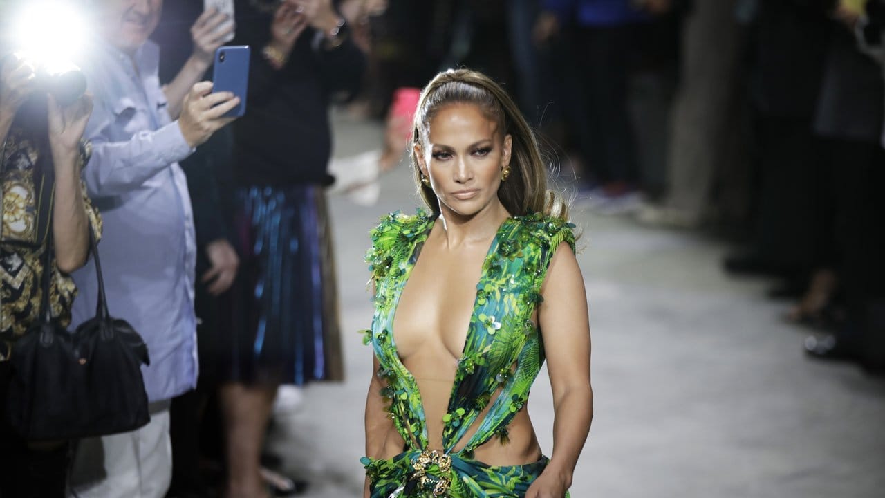 Jennifer Lopez bei der Show von Versace auf der Modewoche in Mailand.