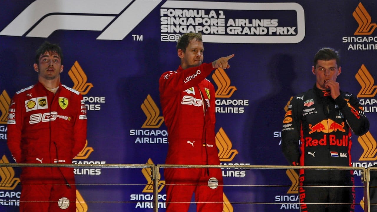 Sieger Vettel (M), der Zweitplatzierte Charles Leclerc (l) und Red-Bull-Fahrer Max Verstappen.