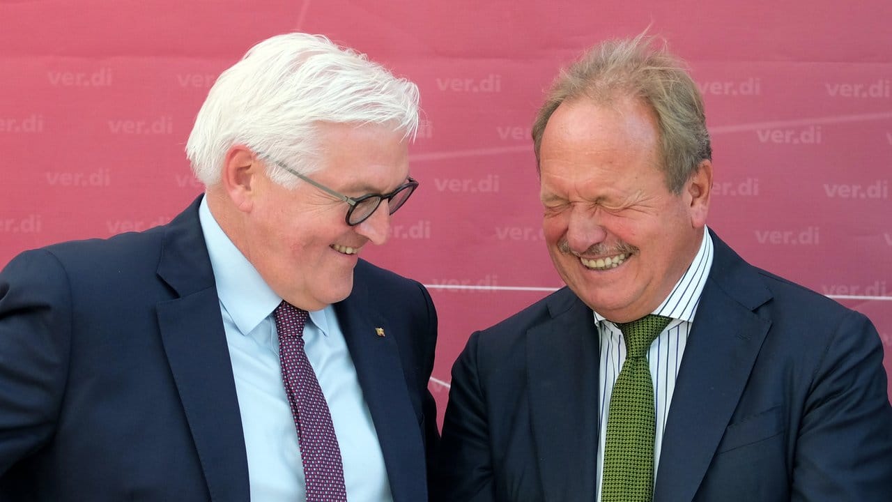 Der Bundespräsident würdigte in Leipzig die Arbeit des scheidenden Verdi-Vorsitzenden Frank Bsirske (r).