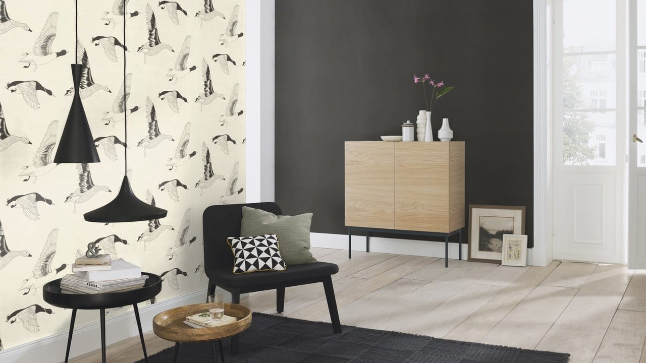 Eine Wand mit ungewöhnlichem Motiv, der Rest in einfarbiger Tapete gehalten - diese Art der Wandgestaltung ist derzeit beliebt. Eine Wand mit ungewöhnlichem Motiv, der Rest in einfarbiger Tapete gehalten - diese Art der Wandgestaltung ist derzeit beliebt.