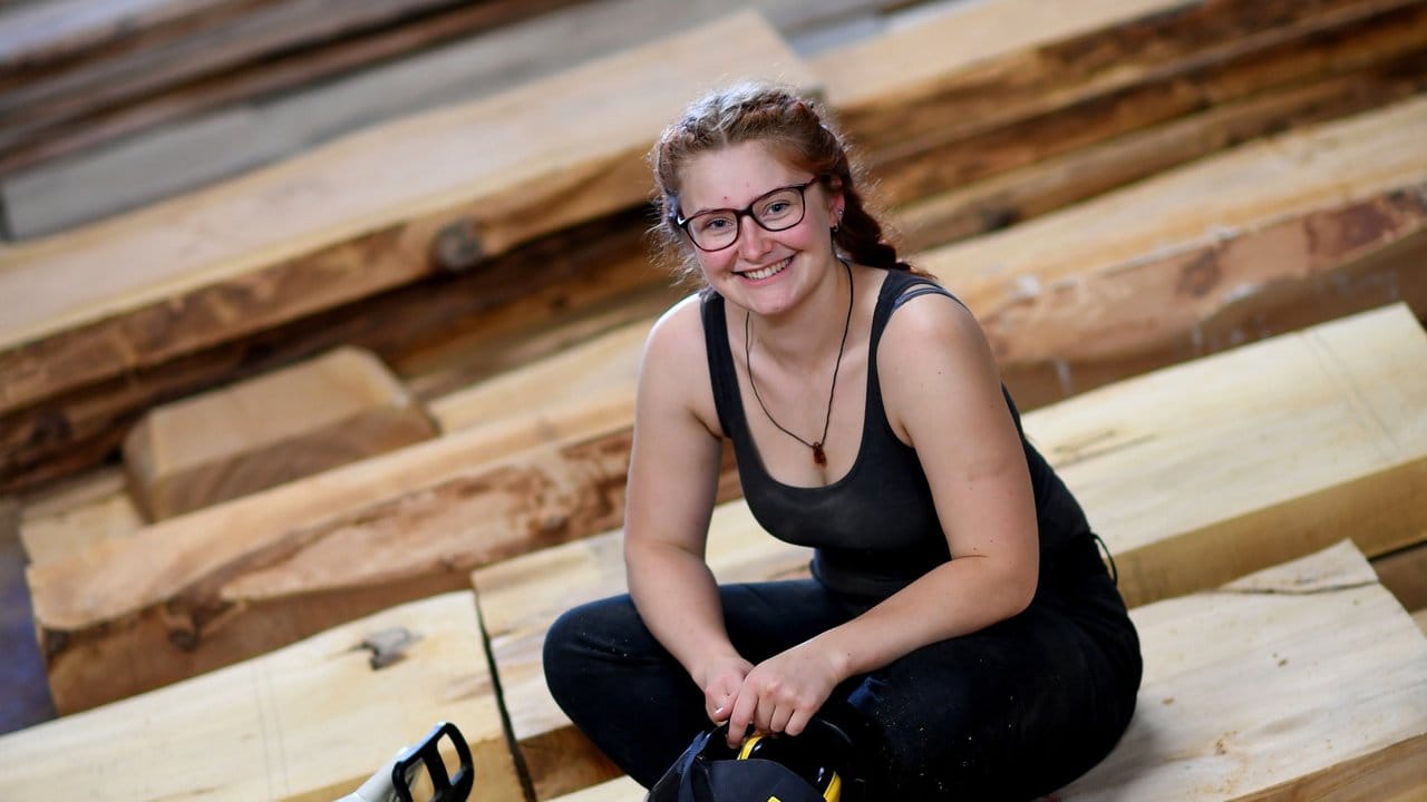 Mit Respekt, aber ohne Angst: Wer wie Sophia Böhner eine Ausbildung zur Holzbildhauerin macht, muss auch den Umgang mit Geräten wie der Motorsäge lernen.