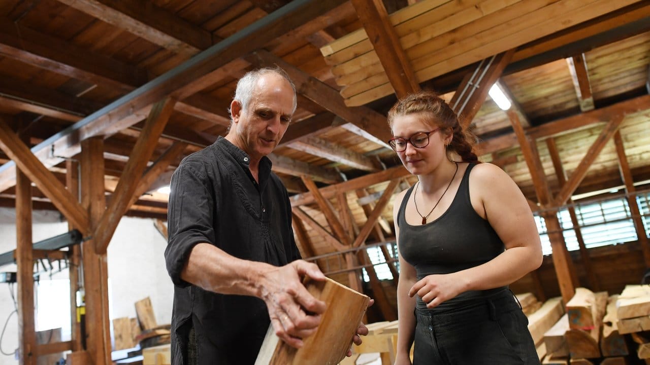 Die Ausbildung zum Holzbildhauer findet vor allem in Berufsfachschulen statt: Hermann Bigelmayr, Lehrer an der Holzbildhauerschule Oberammgerau spricht mit seiner Auszubildenden Sophia Böhner.