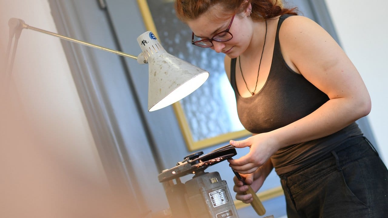 Die Arbeit mit Holz erfordert viel Geduld und gute Vorbereitung: Die angehende Holzbildhauerin Sophia Böhner schleift ihr Werkzeug.