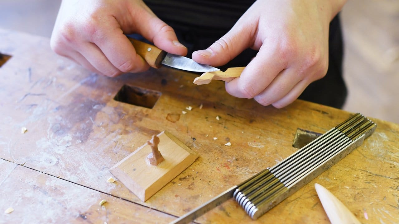 Mal ist die Motorsäge im Einsatz, mal filigraneres Werkzeug: Anfertigungen von Messerschneid-Figuren fordern von Holzbildhauern viel Geschick.