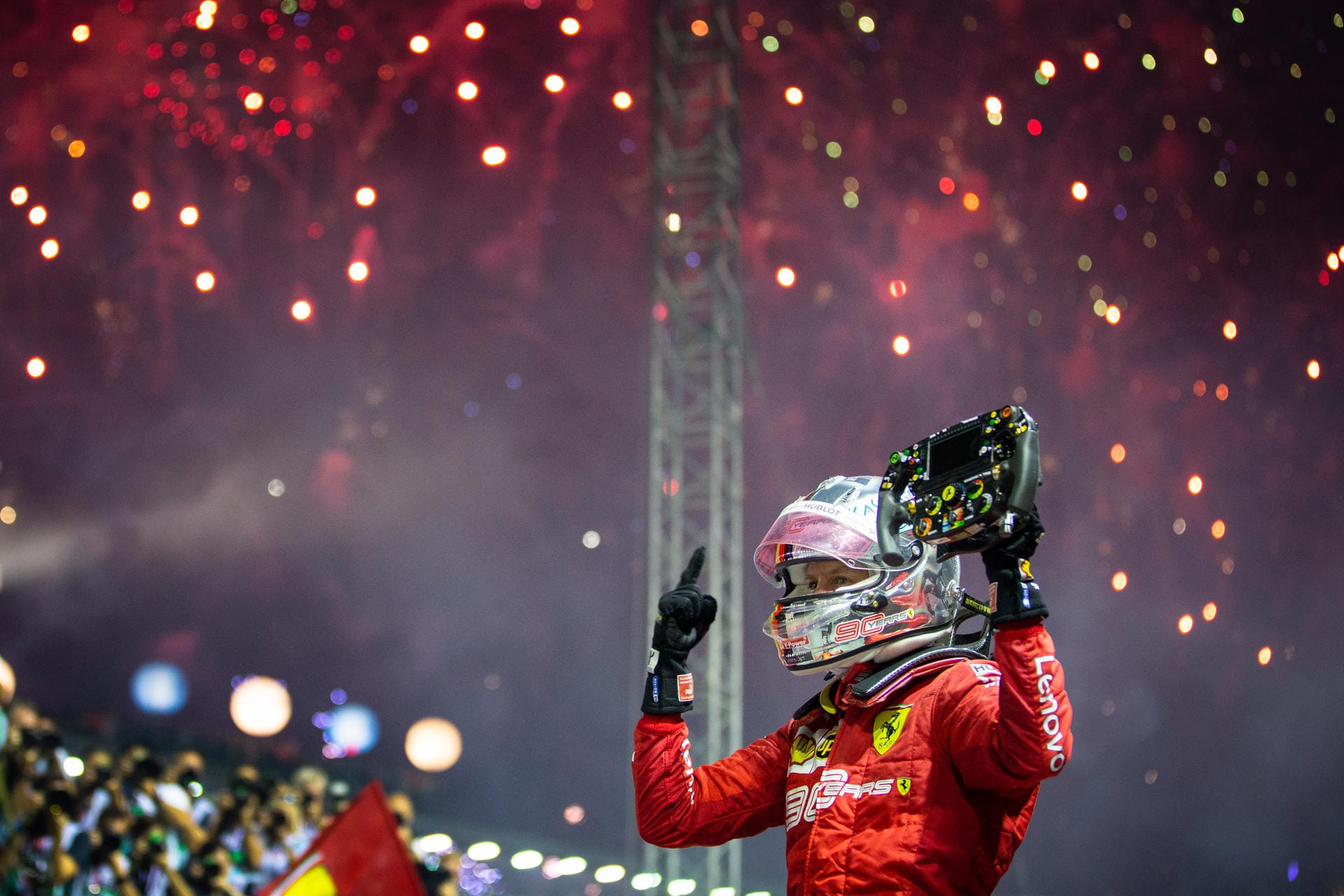 "The Guardian": "Als Sebastian Vettel über die Ziellinie fuhr und den Großen Preis von Singapur gewann, erleuchteten Siegesfeuerwerke den Abendhimmel. Das Ritual auf den Straßen von Marina Bay endete mit einem Knall. Doch Vettels Sieg ging auf Kosten seines Teamkollegen Charles Leclerc. Zwar beherrschte sich der 21-Jährige am Ende, allerdings nur zähneknirschend und mit der Enttäuschung eines Fahrers, der fest daran glaubt, dass er seinen Teamkollegen und vierfachen Sieger geschlagen hatte - und noch hat."