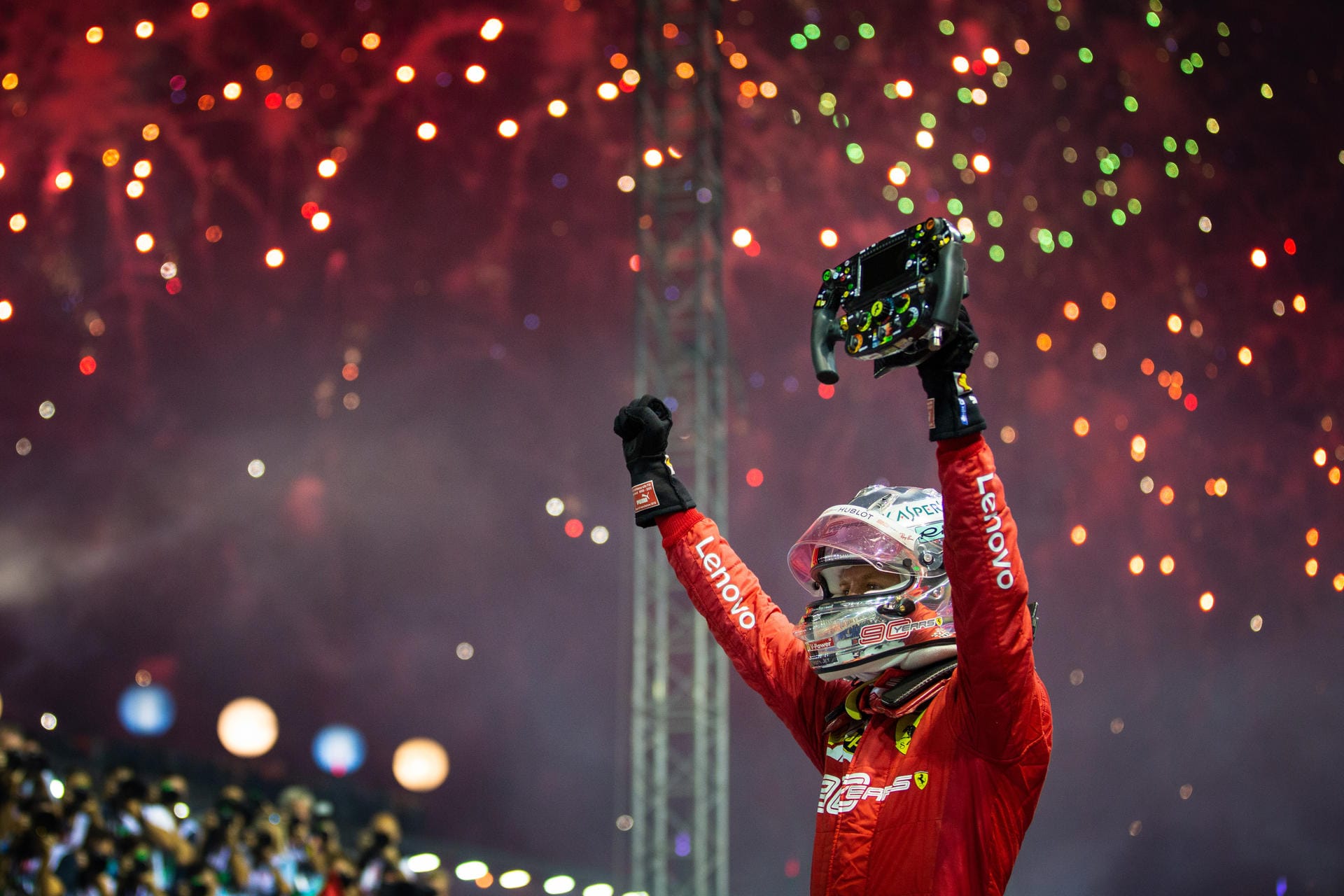 Mehr als ein Jahr hat Sebastian Vettel auf einen Sieg warten müssen, am Sonntag triumphierte der deutsche Ferrari-Pilot beim Nachtrennen von Singapur – und versetzte Teamkollege Charles Leclerc sowie Red-Bull-Pilot Max Verstappen auf die Plätze. "Sebastian Vettel ist in Singapur der Befreiungsschlag gelungen", schreibt beispielsweise der Kurier. Die internationalen Pressestimmen in der Übersicht.