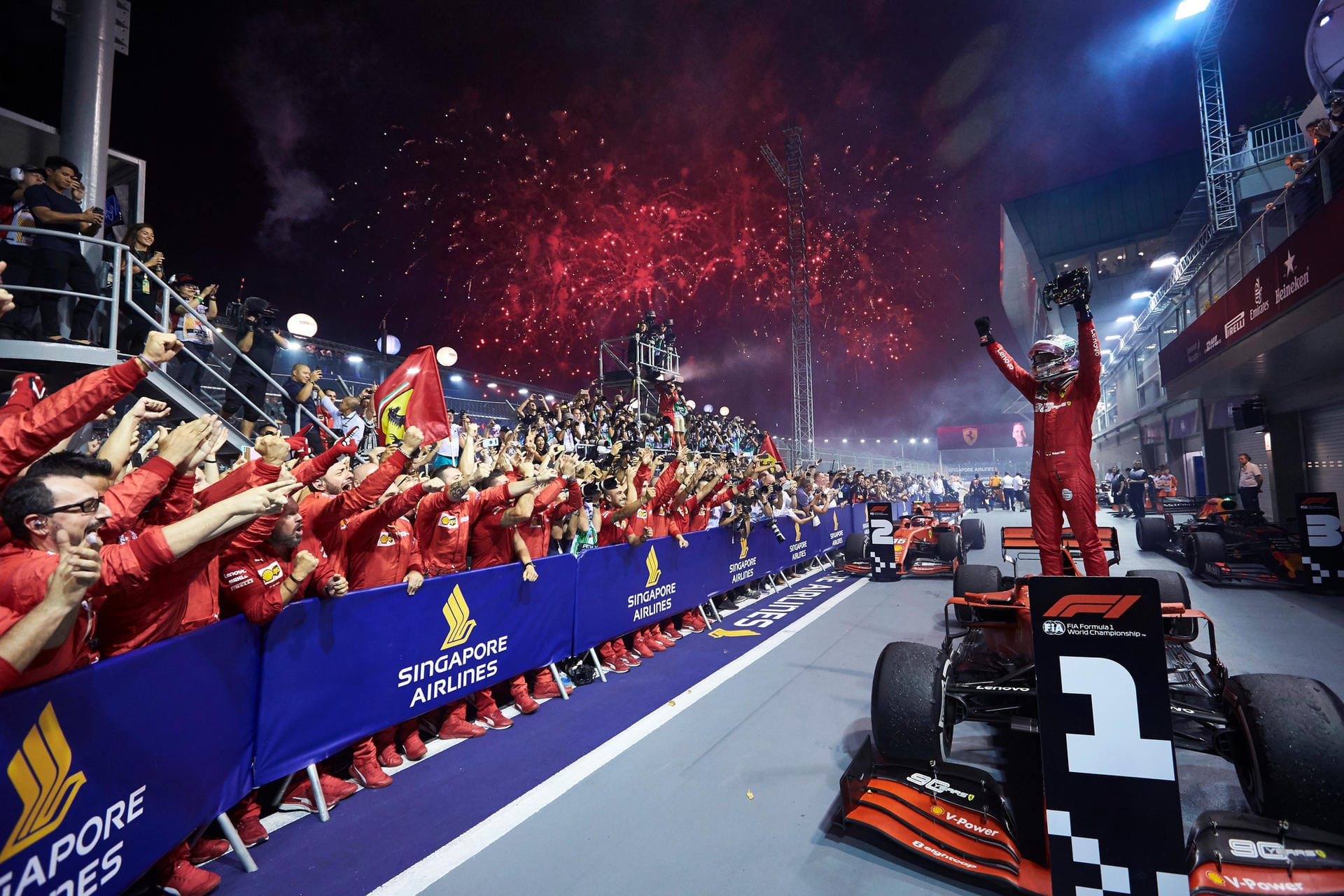 "As": "Vielleicht hat Vettel sieben Leben. Wahrscheinlich war er nie tot, oder, wie (Daniel) Ricciardo sagte, als er nach Singapur kam, vielleicht brauchte er nur ein Rennen, um sein Schicksal zu wenden. Auf seiner fetischisierten Rennstrecke wurde dem großen Vierfachweltmeister von Ferrari das Lächeln zurückgegeben. Es war ein unerbittlicher Triumph, der auf Strategie beruhte, aber auch auf soliden Überholmanövern."