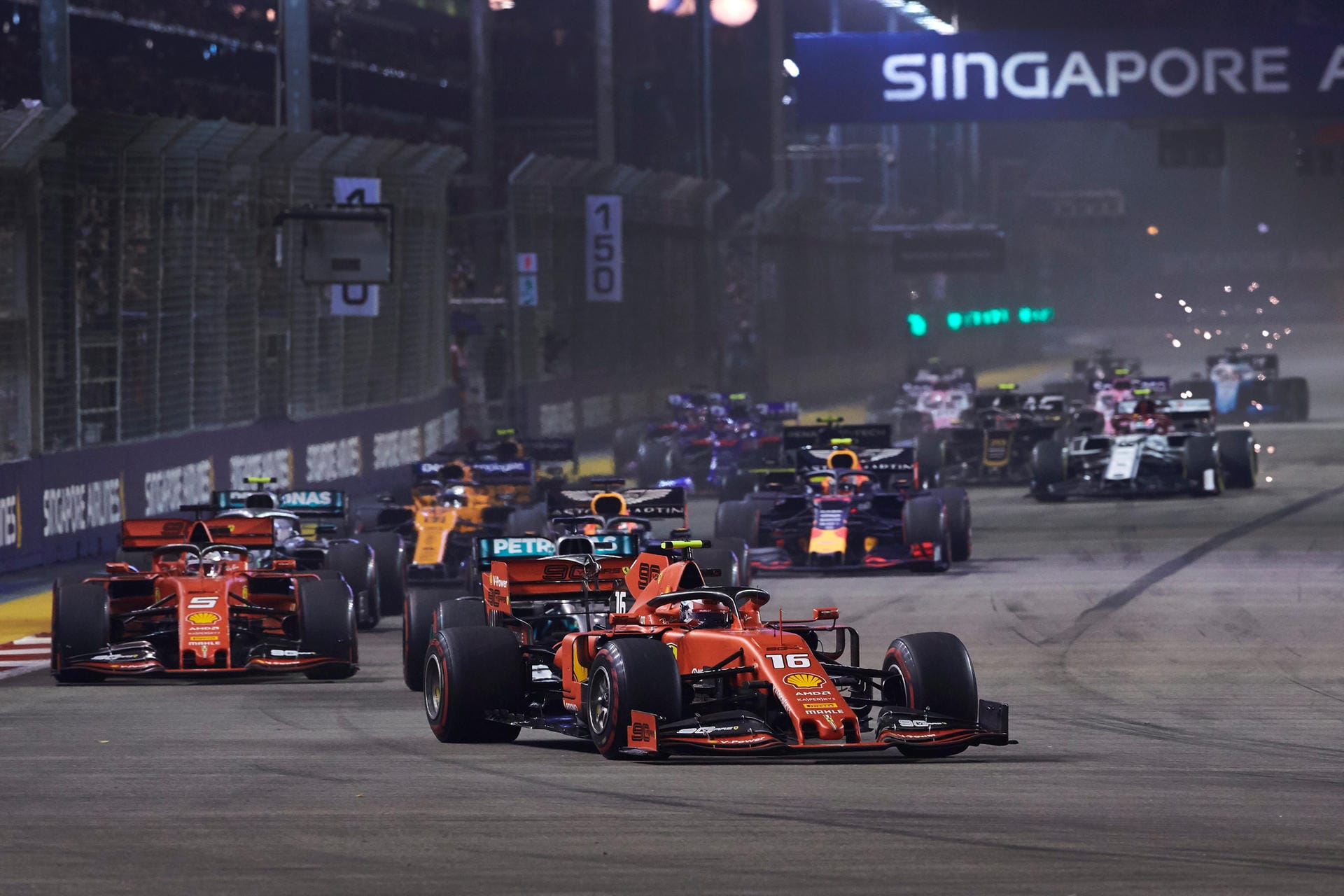"La Vanguardia": "Der erste Saisonsieg von Sebastian Vettel beim Großen Preis von Singapur wird nicht für seine Heldenhaftigkeit oder Ähnliches in die Geschichte eingehen. Der Deutsche übersprang die logische Reihenfolge auf der Rennstrecke, als Charles Leclerc einen Reifenwechsel machte."