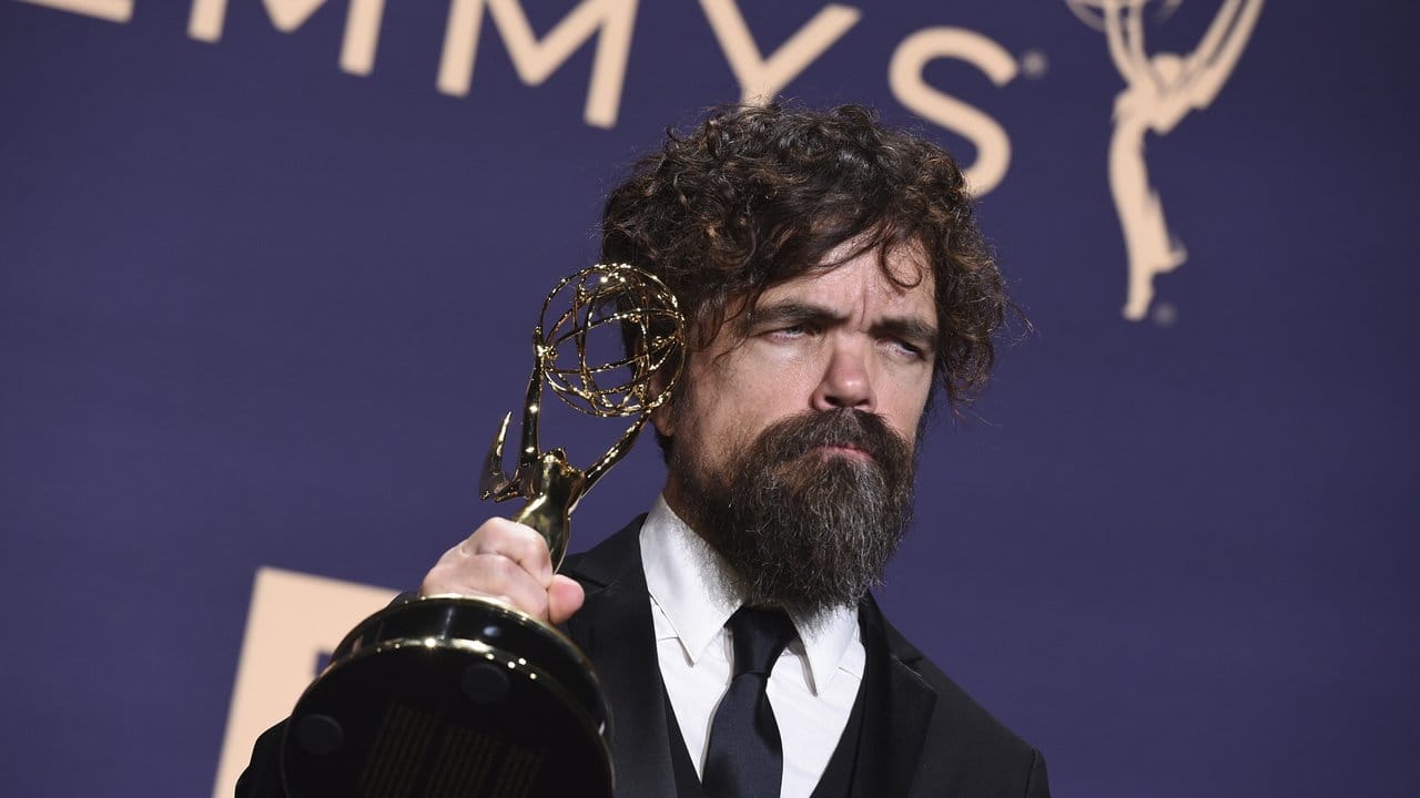 Peter Dinklage mit seinem Emmy als "Bester Nebendarsteller in einer Drama-Serie". Peter Dinklage mit seinem Emmy als "Bester Nebendarsteller in einer Drama-Serie".