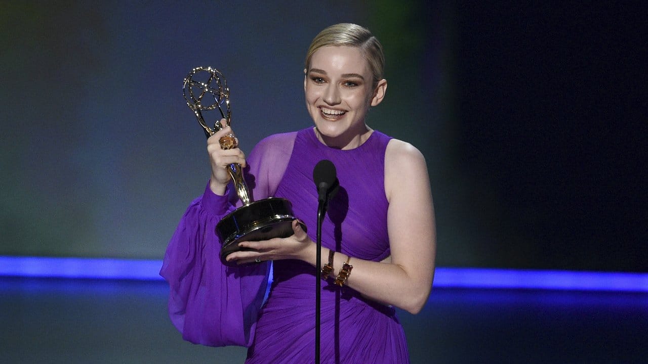 Julia Garner wurde in der Kategorie "Beste Nebendarstellerin in einer Drama-Serie" ausgezeichnet. Julia Garner wurde in der Kategorie "Beste Nebendarstellerin in einer Drama-Serie" ausgezeichnet.