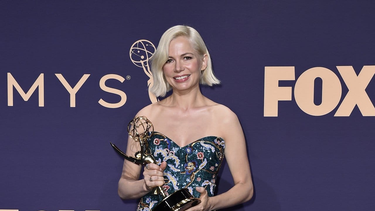 Michelle Williams mit ihrem Preis in der Kategorie "Beste Hauptdarstellerin in einer Mini-Serie oder einem Film". Michelle Williams mit ihrem Preis in der Kategorie "Beste Hauptdarstellerin in einer Mini-Serie oder einem Film".
