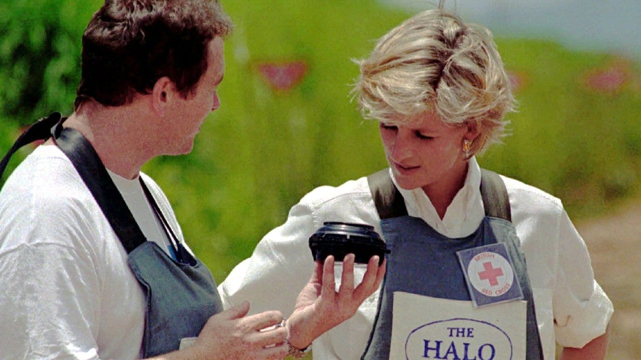 Diana, Prinzessin von Wales, 1997 mit einem Sprengmeister des britischen Halo-Trusts in Angola.