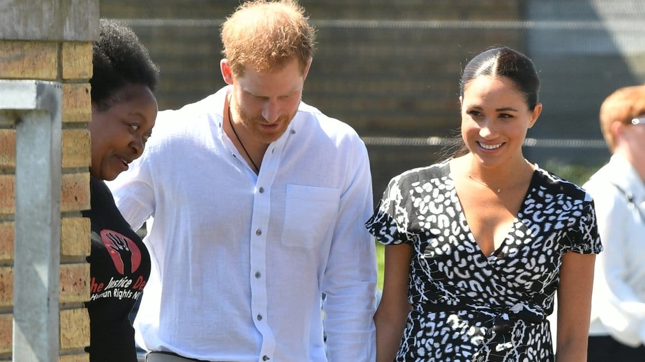 Der britische Prinz Harry und seine Ehefrau Meghan sind in Kapstadt eingetroffen.