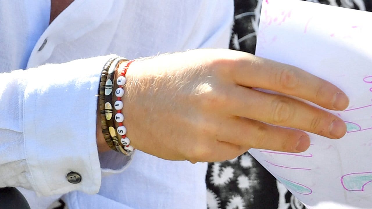 Prinz Harry trägt ein Armband mit der Aufschrift "Justice" (Gerechtigkeit).