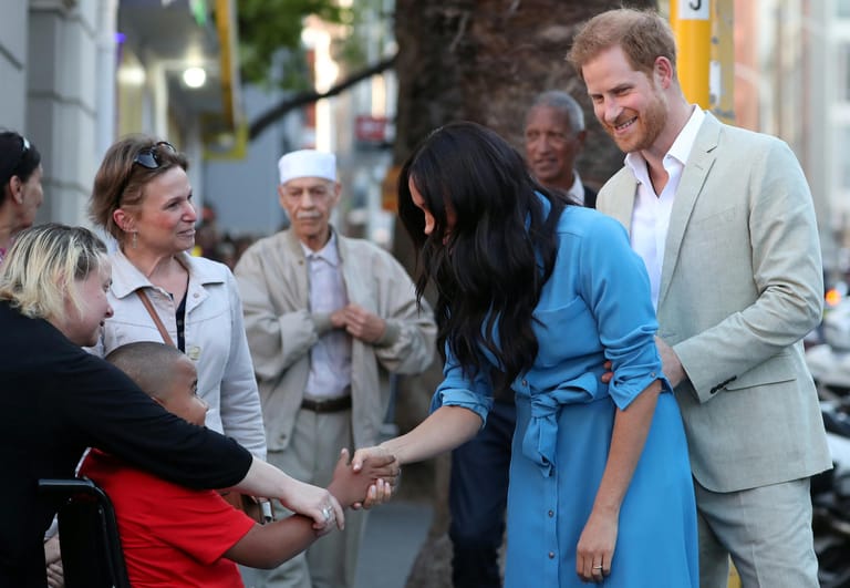 Wie auch beim ersten Termin zeigten sich Harry und Meghan gut gelaunt und nahmen sich Zeit zum plaudern und Hände schütteln.