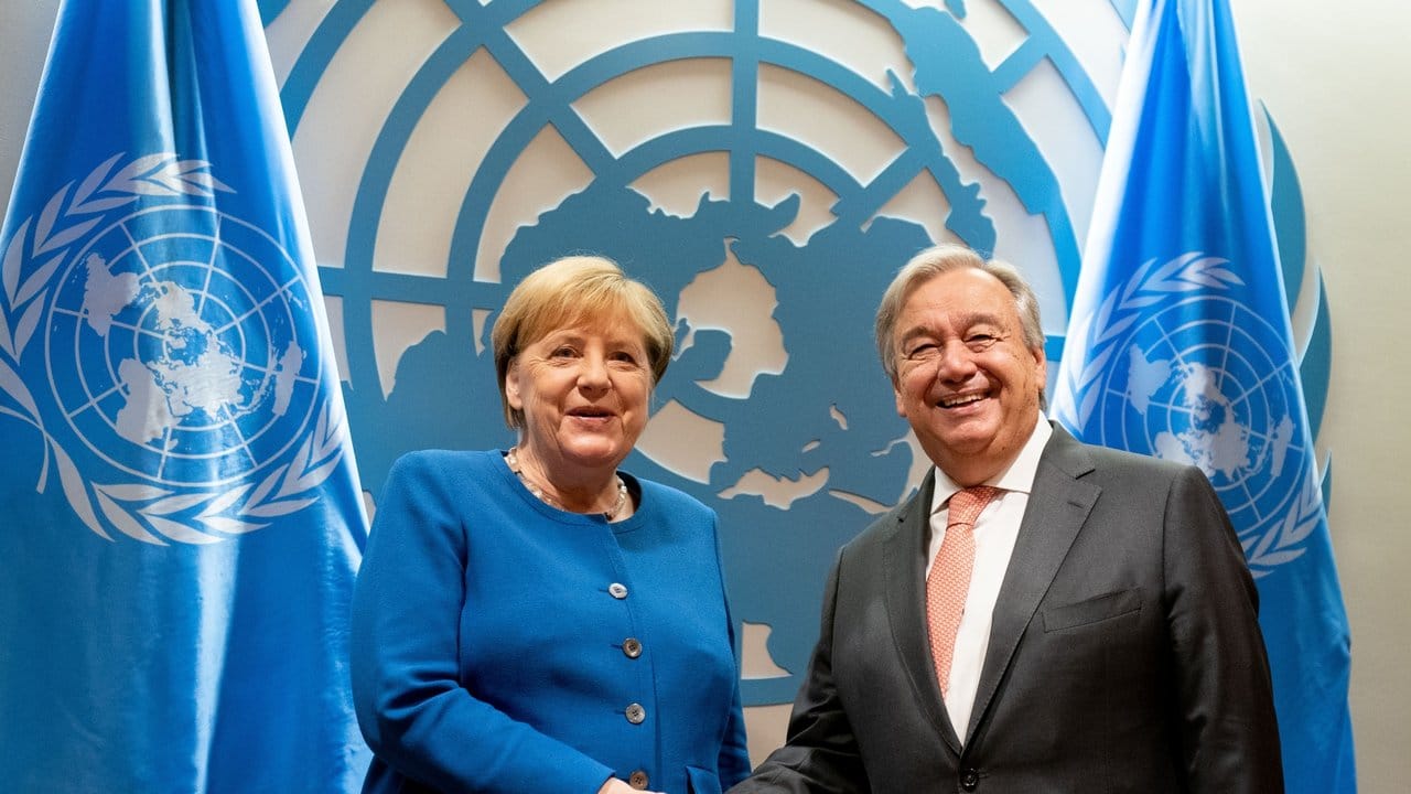 Bundeskanzlerin Angela Merkel wird beim UN-Klimagipfel in New York von UN-Generalsekretär Antonio Guterres empfangen.