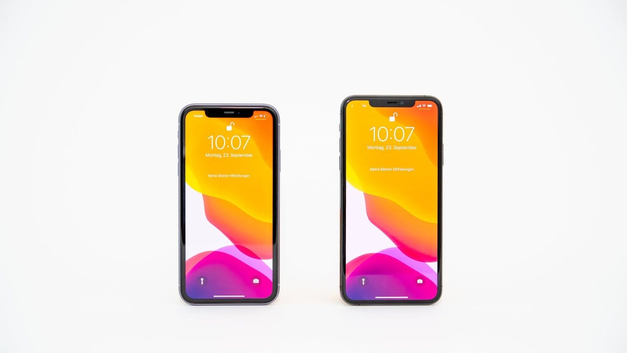 Das neue iPhone 11 (links) kostet mit 64 Gigabyte (GB) Speicher 799 Euro.