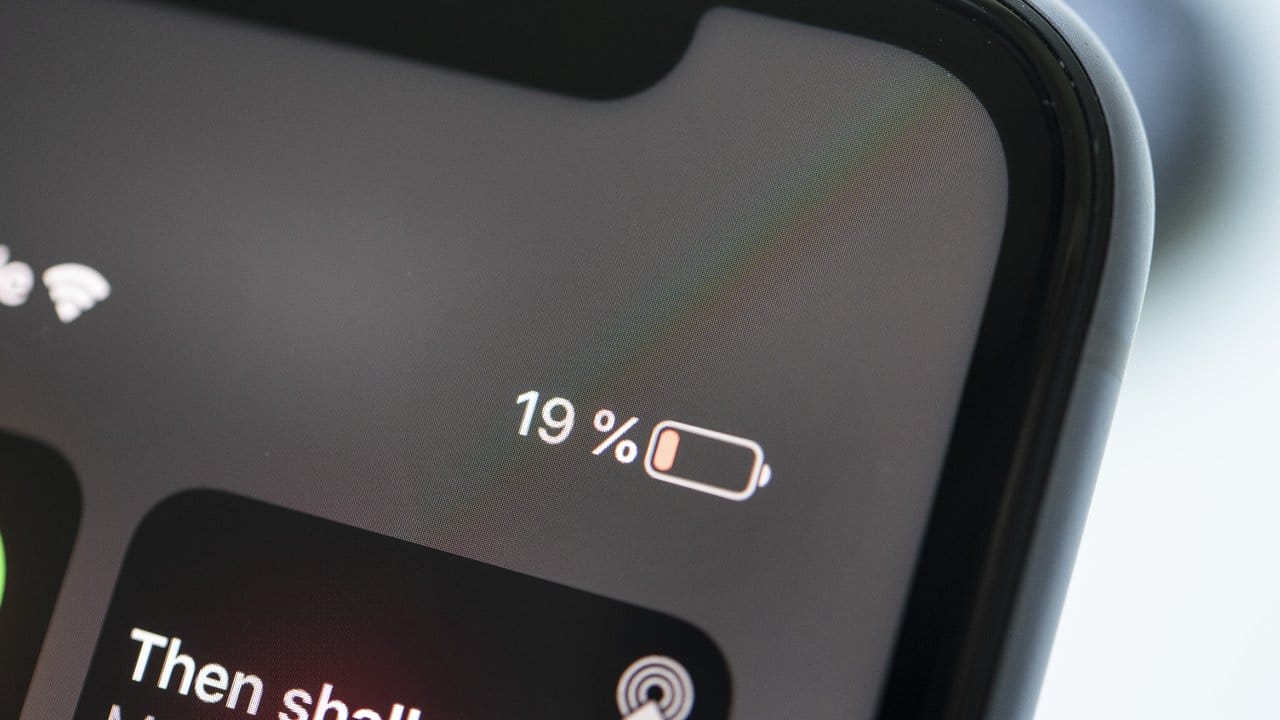 Im Test hat der Akku des iPhone 11 bei der Endloswiedergabe eines Videos mehr als zehn Stunden durchgehalten.