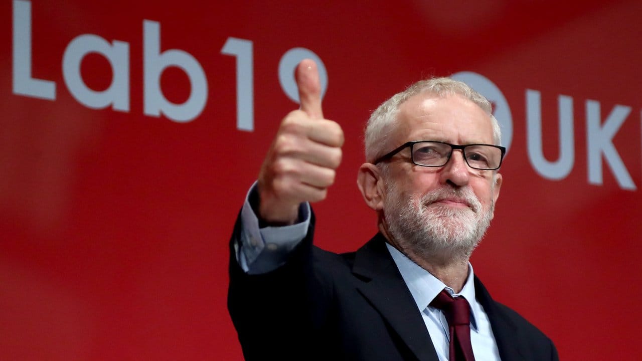 Der Labour-Vorsitzende Jeremy Corbyn reagiert auf dem Parteitag in Brighton mit einer eindeutigen Geste.