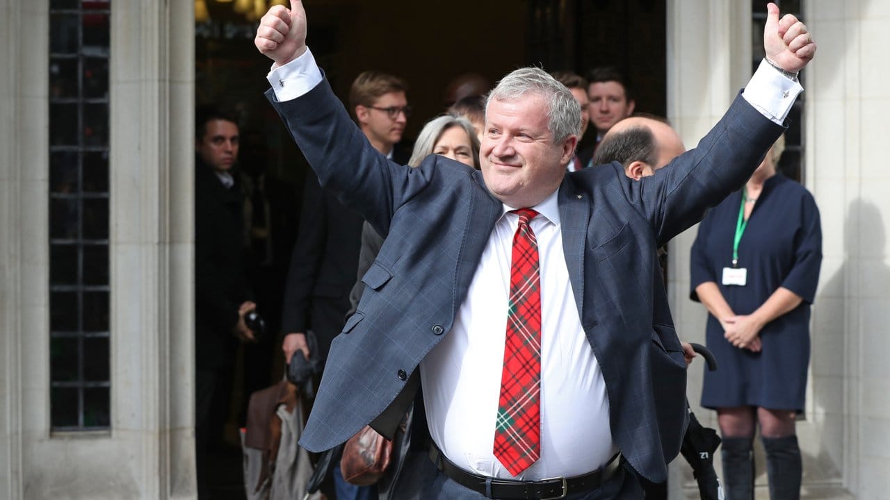 Ian Blackford, Fraktionsvorsitzender der Scottish National Party im Unterhaus, verlässt jubelnd den Obersten Gerichtshof.