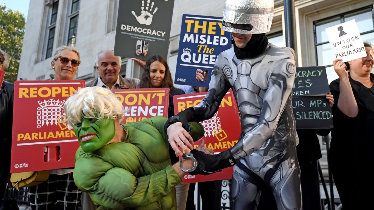 Verkleidet als Superhelden: Demonstranten spotten vor dem Obersten Gerichtshof über Premier Johnson, der Großbritannien mit dem Superhelden "Hulk" verglichen hatte.