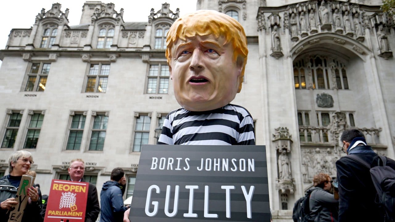 Ein Mann vor dem Gericht hat sich als Boris Johnson in Sträflingskleidung verkleidet.