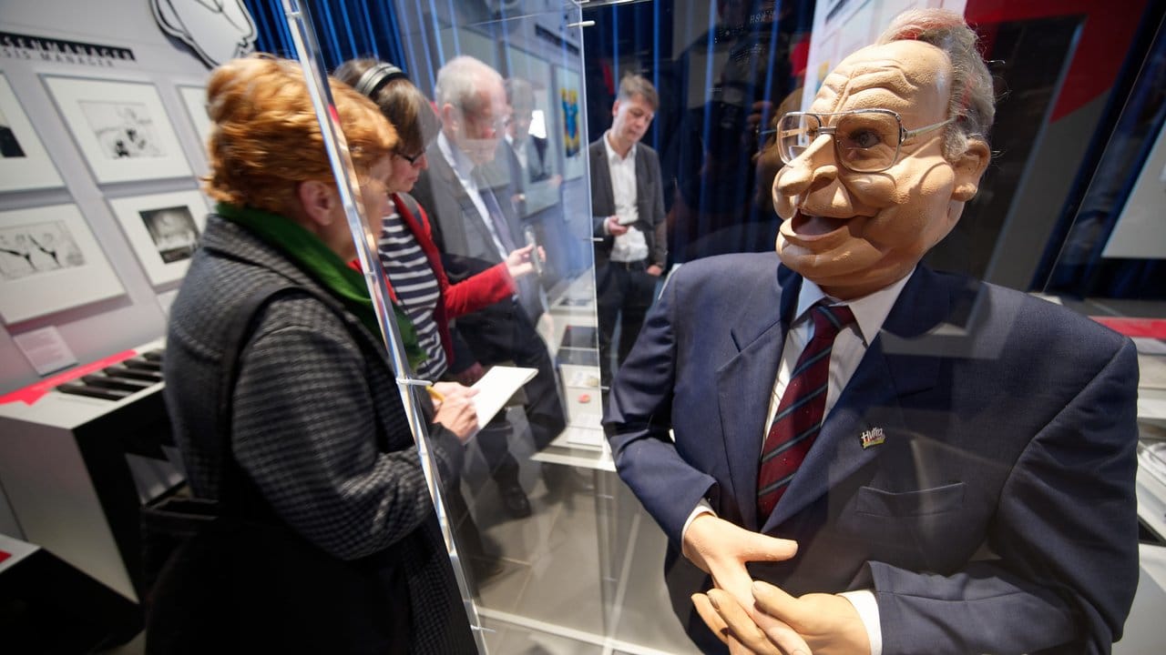 Eine Puppe nach Helmut Kohl aus der Fernsehserie "Hurra Deutschland" im Haus der Geschichte. Eine Puppe nach Helmut Kohl aus der Fernsehserie "Hurra Deutschland" im Haus der Geschichte.