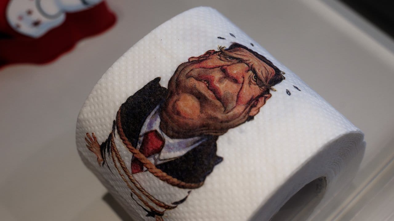 Toilettenpapier mit einer Karikatur von Gerhard Schröder im Bonner Haus der Geschichte. Toilettenpapier mit einer Karikatur von Gerhard Schröder im Bonner Haus der Geschichte.