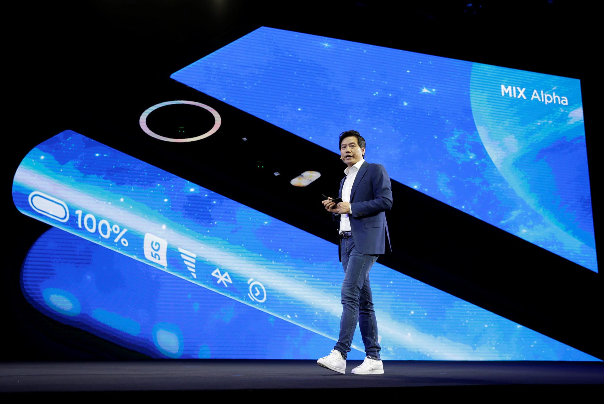 Der chinesische Smartphone-Konzern Xiaomi hat auf seiner Präsentation in Peking ein neues Premium-Smartphone gezeigt: Das Mi Mix Alpha. Das Foto zeigt Xiaomi-CEO Lei Jun bei der Vorstellung