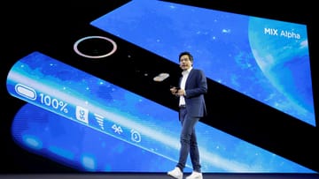 Der chinesische Smartphone-Konzern Xiaomi hat auf seiner Präsentation in Peking ein neues Premium-Smartphone gezeigt: Das Mi Mix Alpha. Das Foto zeigt Xiaomi-CEO Lei Jun bei der Vorstellung