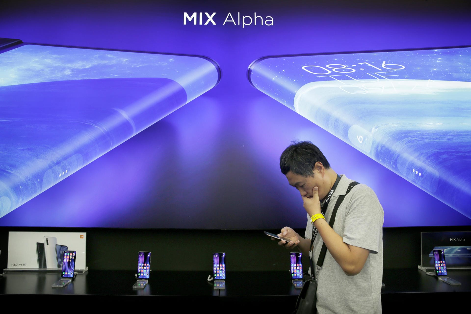 Das Mi Mix Alpha soll 19.999 Renmimbi kosten. Das sind umgerechnet etwa 2.600 Euro. Das Gerät wird laut Xiaomi nur in kleiner Stückserie angefertigt. und soll ab Dezember in China erscheinen. Ob das Gerät nach Deutschland kommt, steht bisher nicht fest.