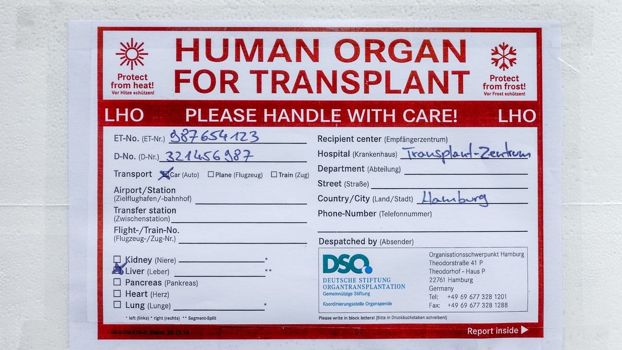 Ein Aufkleber mit der Aufschrift "Human Organ For Transplant" klebt auf einer Transportkühlbox für Spenderorgane.