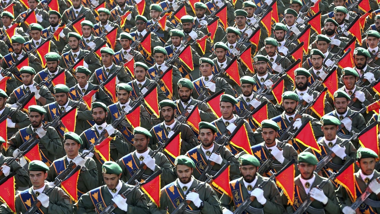 Mitglieder der iranischen Revolutionsgarde nehmen an einer Militärparade in Teheran teil.