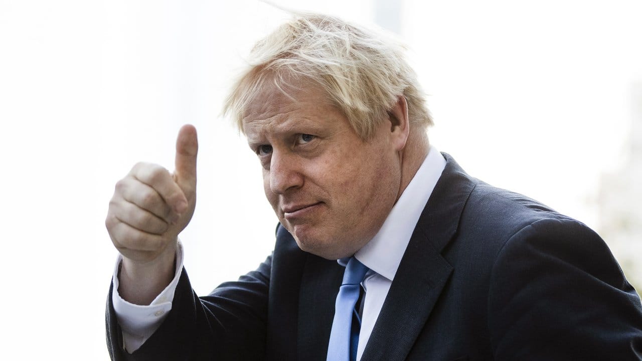 Daumen hoch: Der britische Premierminister Boris Johnson zeigt sich äußerlich unbeeindruckt von seiner krachenden Niederlage vor dem Supreme Court.