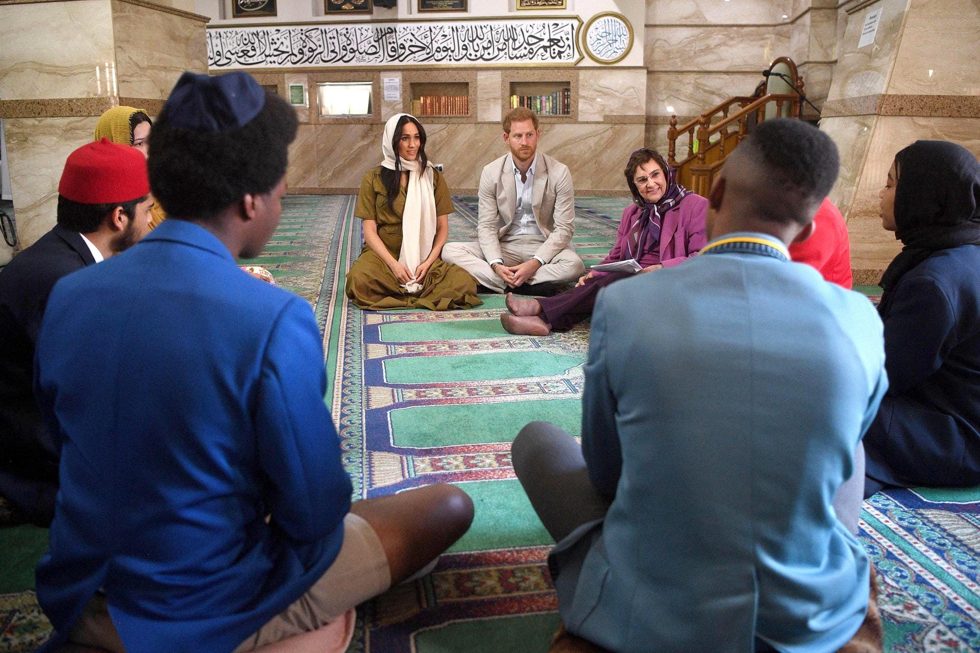Meghan und Harry trafen in der Moschee Mitglieder der Gemeinde.