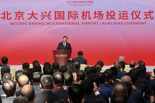 Chinas Präsident Xi Jinping nimmt an der Eröffnungsfeier des neuen internationalen Flughafens Daxing teil.