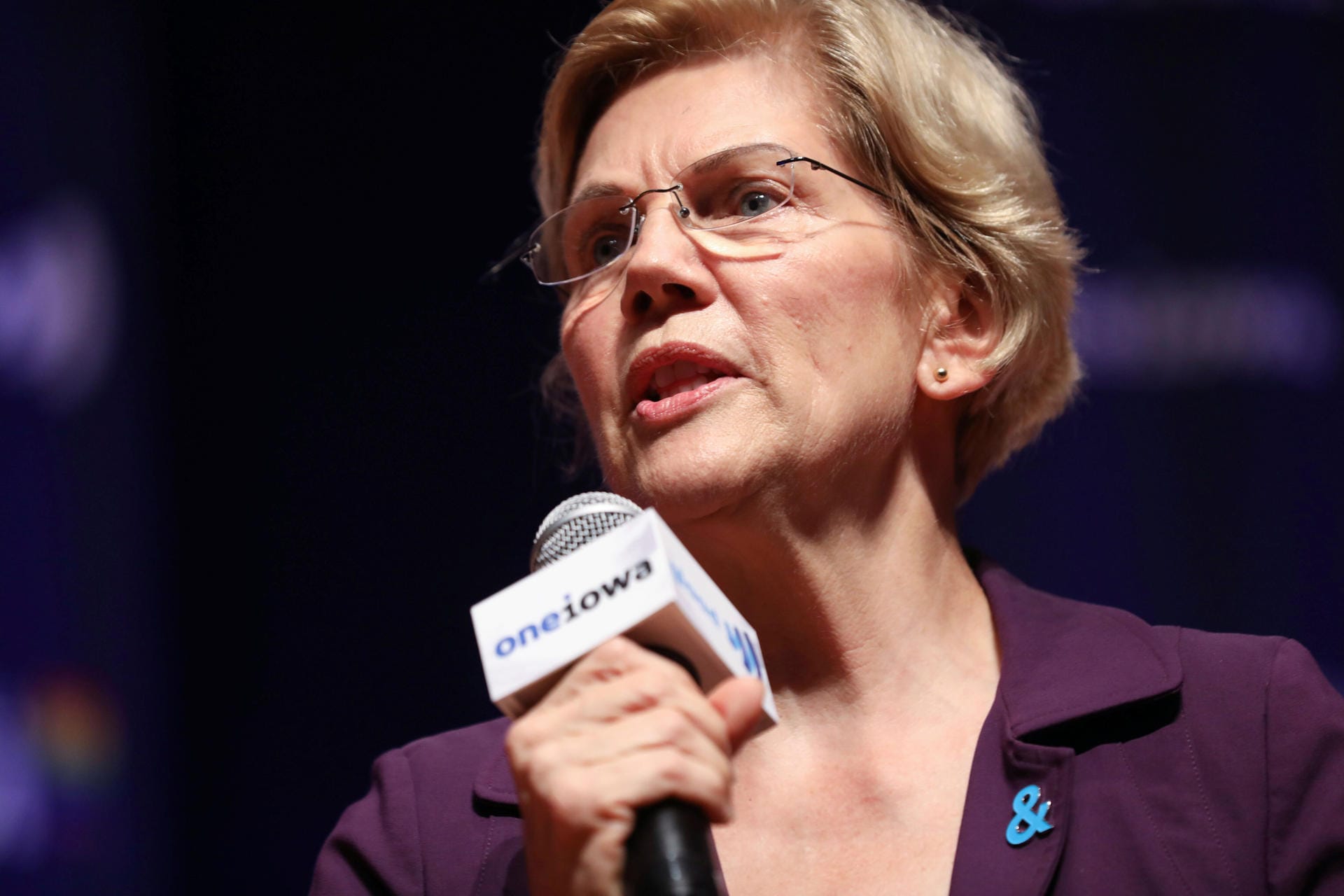 Die demokratische Senatorin für Massachusetts und Präsidentschaftskandidatin, Elizabeth Warren, sagt: "Der Kongress muss seine verfassungsgemäße Pflicht erfüllen und den Amtsenthebungsprozess gegen den Präsidenten einleiten. Niemand steht über dem Gesetz – nicht einmal der Präsident der Vereinigten Staaten."