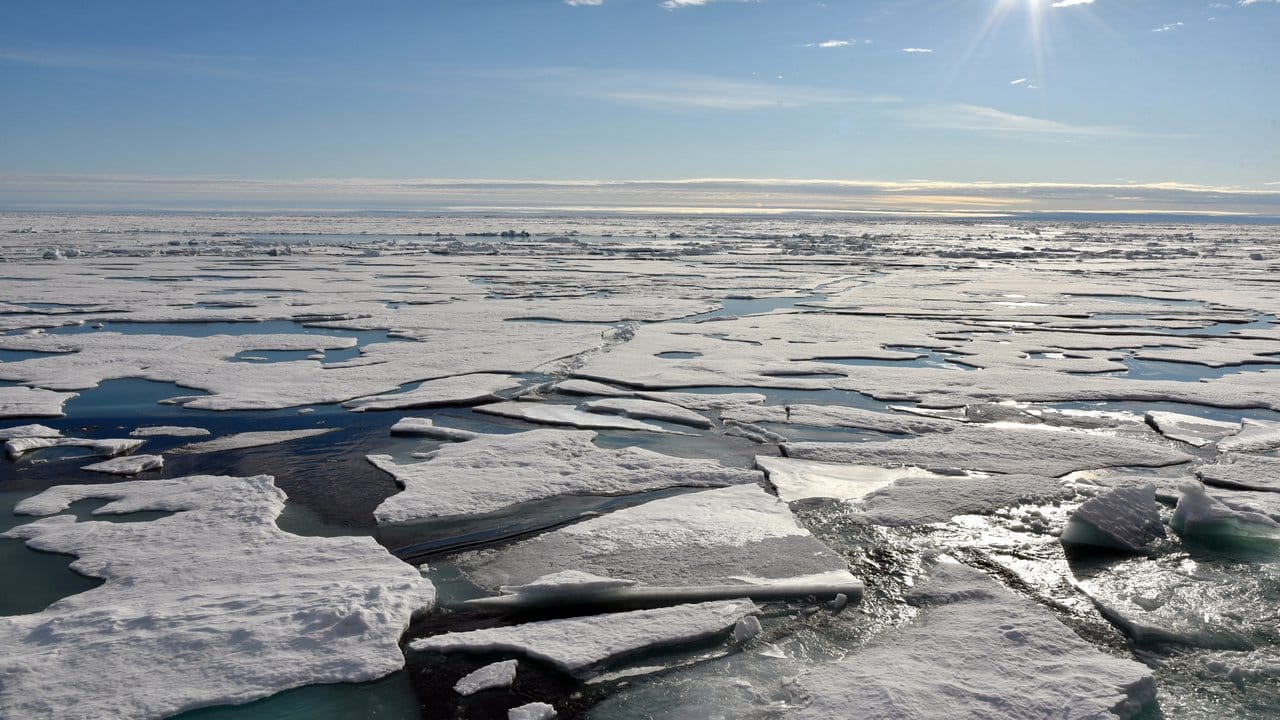 Auf dem Arktischen Ozean am Nordpol schwimmen Eisplatten.