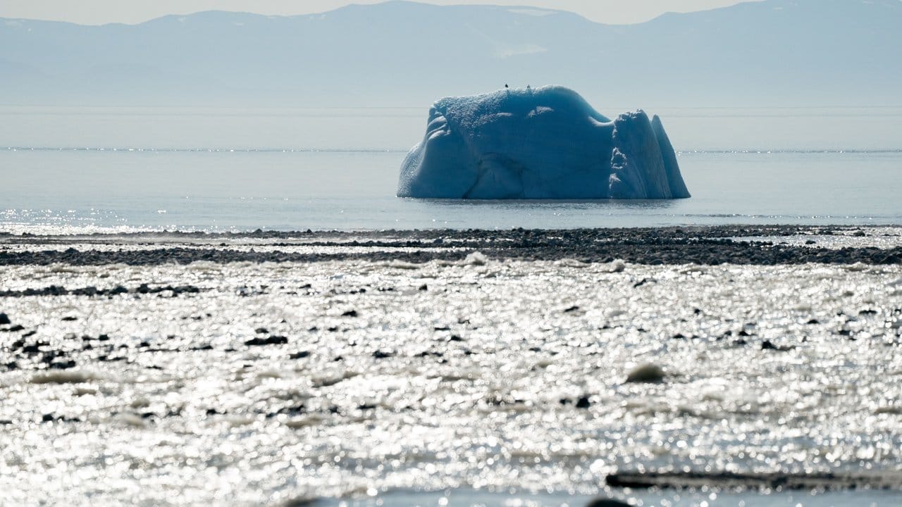 Ein Eisberg treibt in der kanadischen Arktis im Meer.