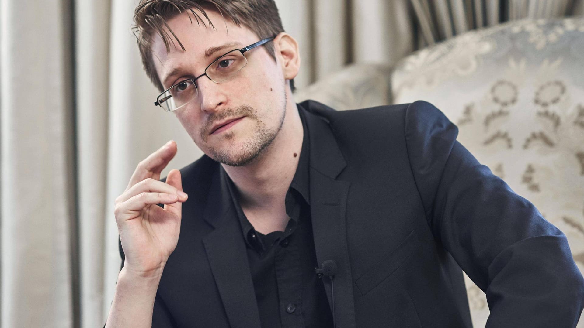 Edward Snowden, 2014, Ex-NSA-Mitarbeiter und Whistleblower: "Weil er mit Mut und Kompetenz das beispiellose Ausmaß staatlicher Überwachung enthüllt hat".