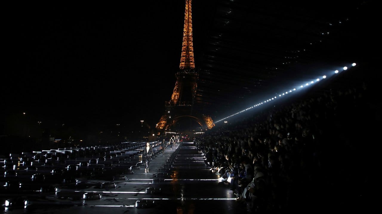 Ein Spiel mit Hell und Dunkel: Saint Laurent auf der Fashion Week in Paris.