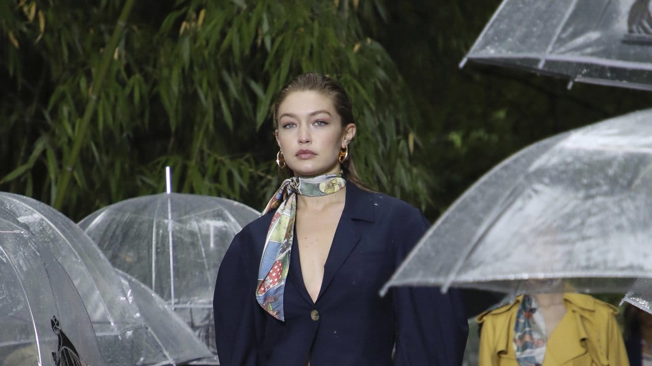 Top-Model Gigi Hadid im Regen: Show von Lanvin im Garten des Musée du Quai Branly.