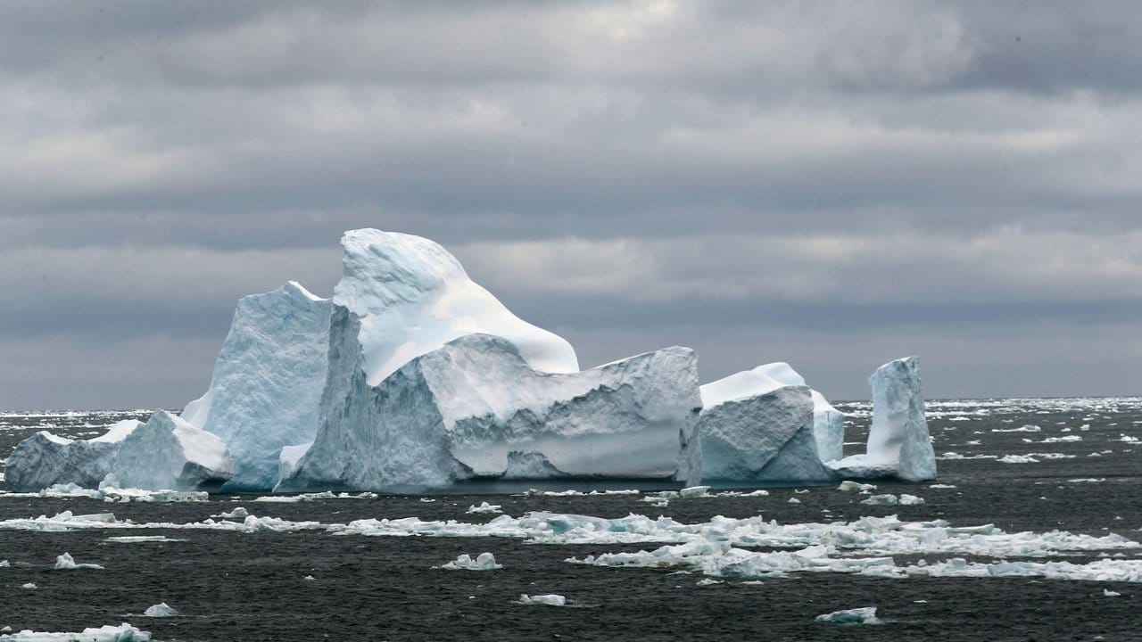 Ein Eisberg, der vom Forschungsschiff "Xue Long" aus fotografiert wurde, im Südpolarmeer.